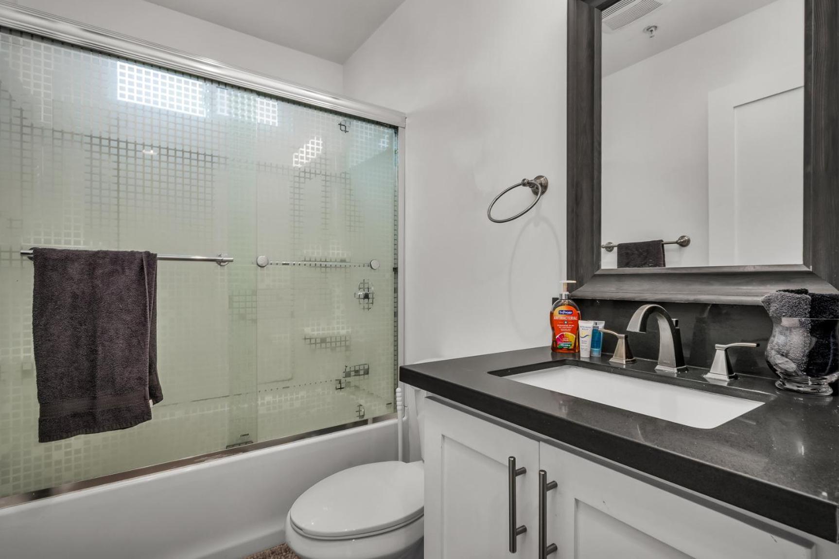 Stylish One-bedroom Retreat With Ac & Free Parking In The Heart Of Hollywood Appartement *